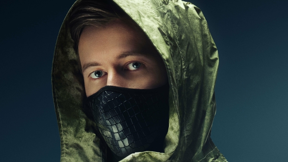 Alan Walker, musisi elektronik terkenal, sedang tampil di atas panggung