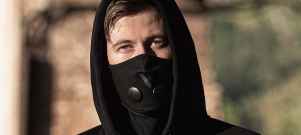 Seorang Alan Walker memegang DJ set sambil menghibur penonton dengan musik elektroniknya yang ikonik
