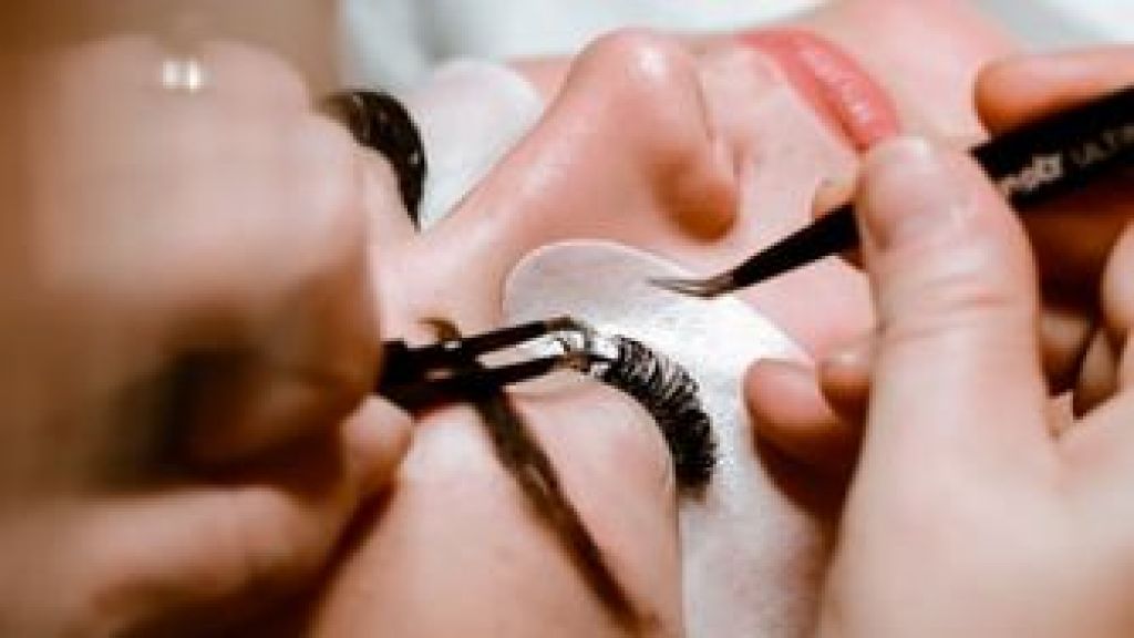 Bahaya Eyelash Extension: Risiko Infeksi dan Reaksi Alergi yang Perlu Anda Ketahui