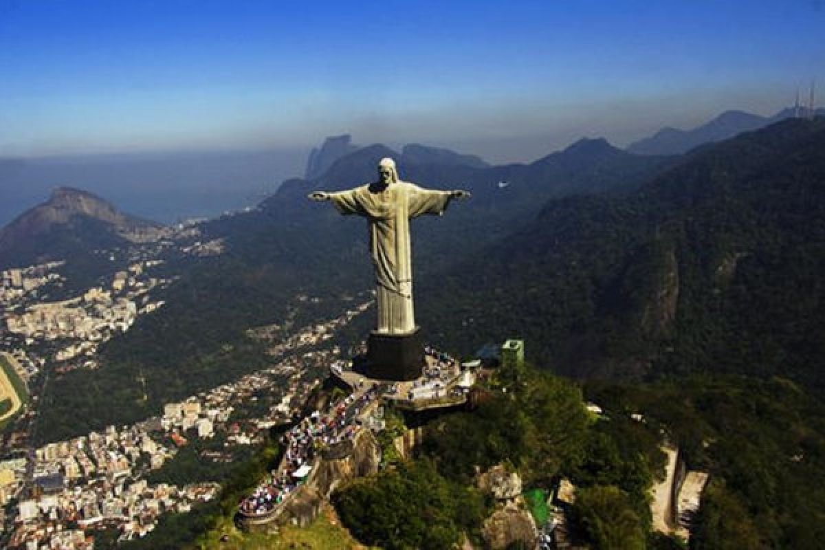 Patung Cristo di Rio de Janeiro yang megah berdiri dengan latar belakang langit biru cerah, menyambut semua pengunjung dengan tangan terbuka