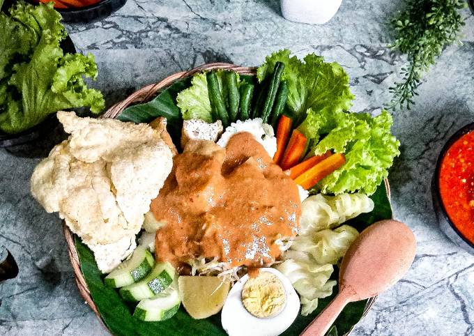 Gado-Gado Siram: Hidangan Tradisional dengan Saus Kacang Lezat - Gado-gado siram merupakan perpaduan sayuran segar