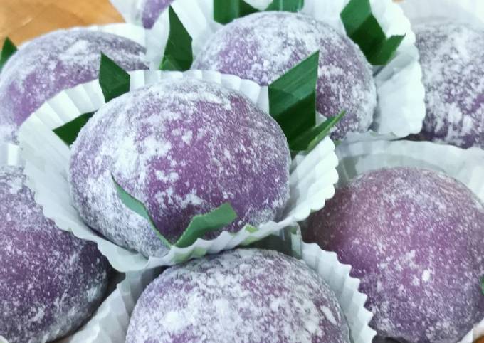 Mochi talas yang lezat dengan tekstur kenyal dan rasa talas yang khas, sempurna untuk camilan kapan saja
