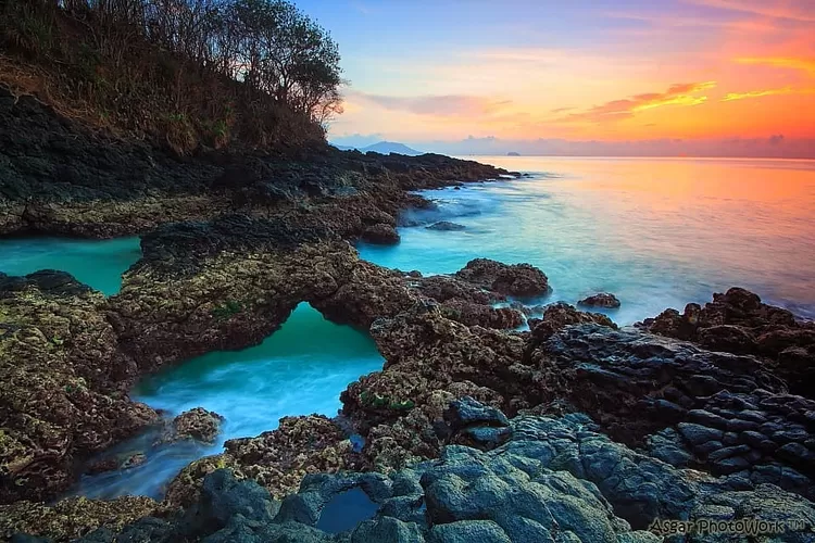 Pemandangan memukau Pantai Bias Tugel dengan pasir putih dan air laut biru jernih yang menenangkan