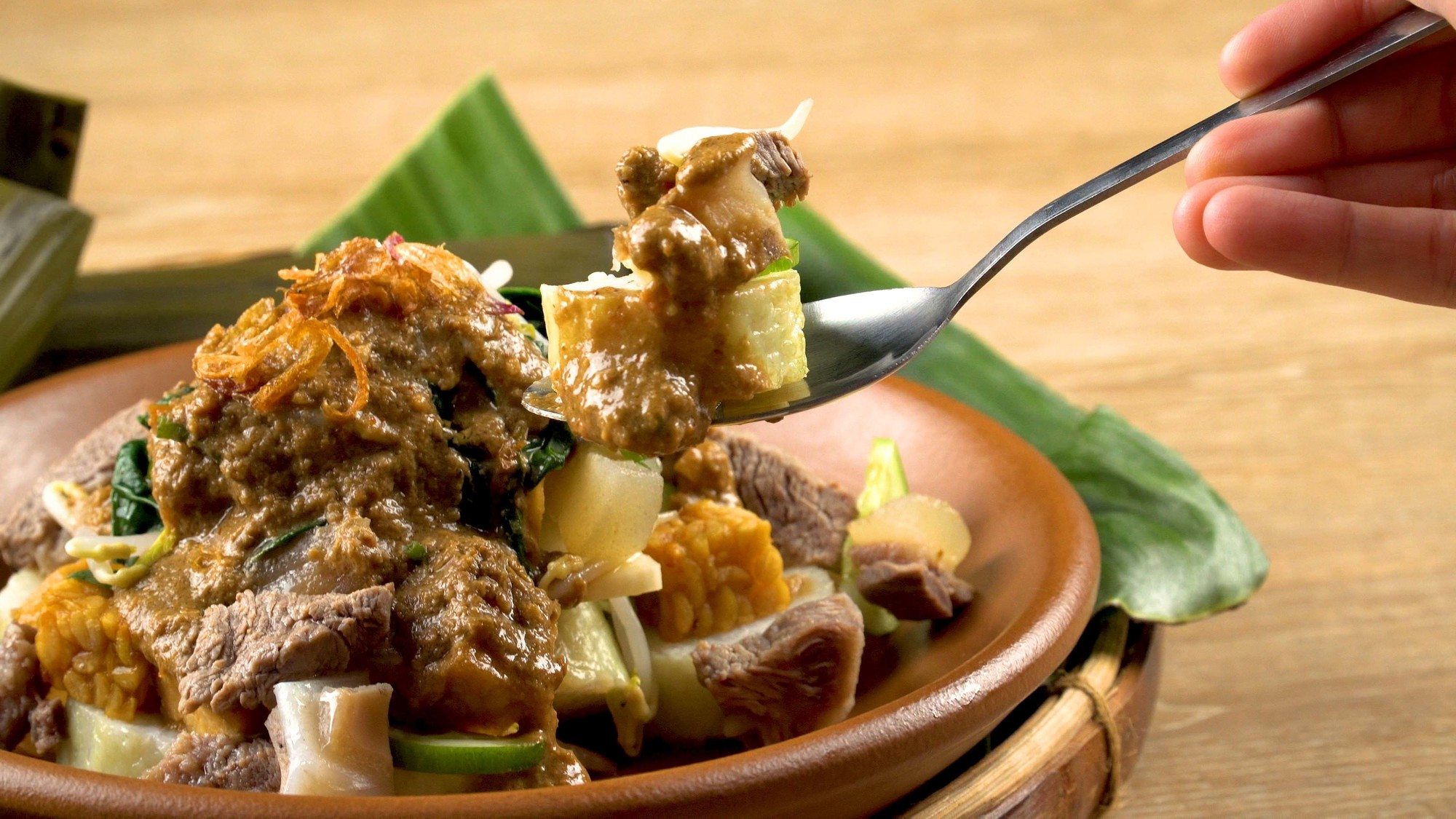 Rujak cingur khas Surabaya dengan irisan cingur sapi, buah-buahan segar, dan saus petis yang menggugah selera