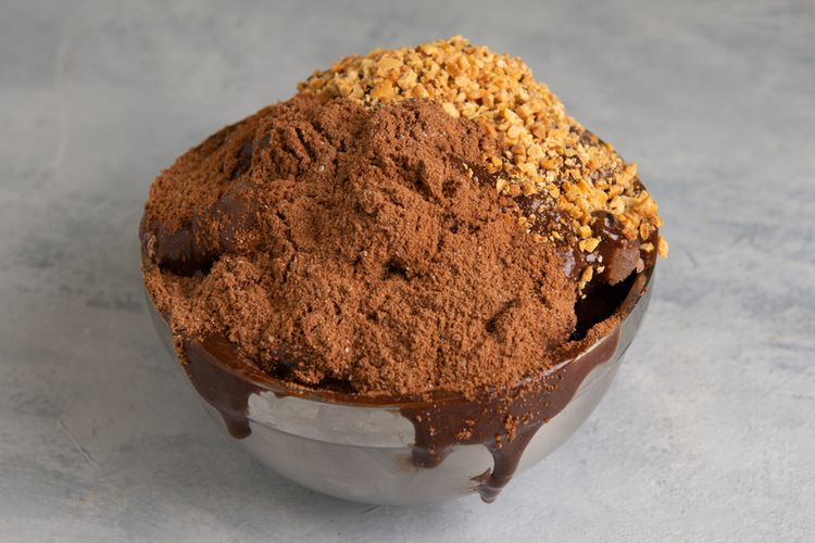 Es Kepal Milo yang menyegarkan dengan topping choco chips dan marshmallow, sempurna untuk menikmati hari yang panas