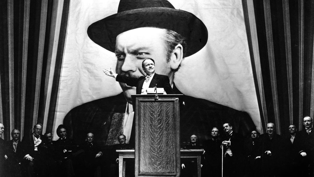 Citizen Kane: Innovative deep focus shot showcasing foreground and background clarity. 