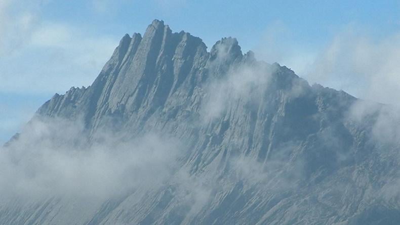 Gunung Bijih: Tambang Tembaga dan Emas Raksasa di Tengah Keindahan Pegunungan Papua