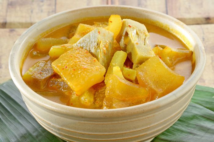 Semangkuk lodeh nangka kikil yang lezat, dengan santan kental dan potongan nangka muda serta kikil yang menggugah selera