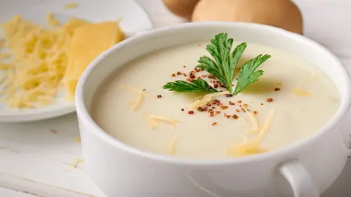Sup krim keju yang creamy dengan taburan peterseli segar, sempurna untuk hari-hari yang dingin