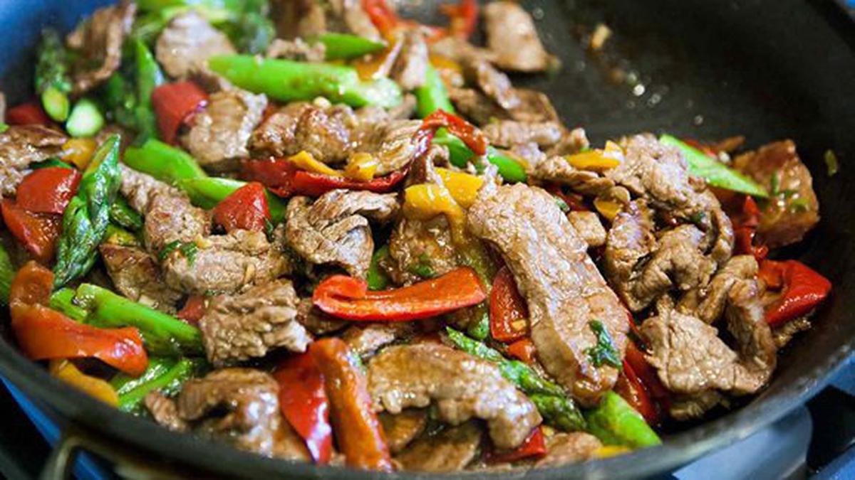 Hidangan sapi saus tiram yang lezat dengan daging empuk terbalut saus gurih, disajikan hangat bersama nasi putih