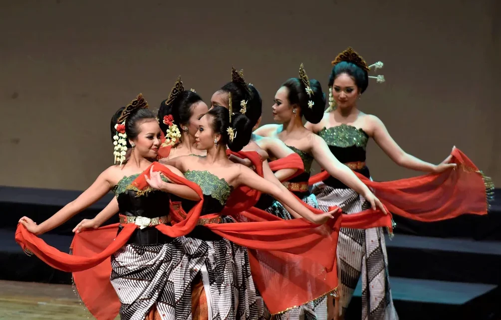 Tarian Budaya Sunda: Keindahan dan Filosofi yang Memikat Hati