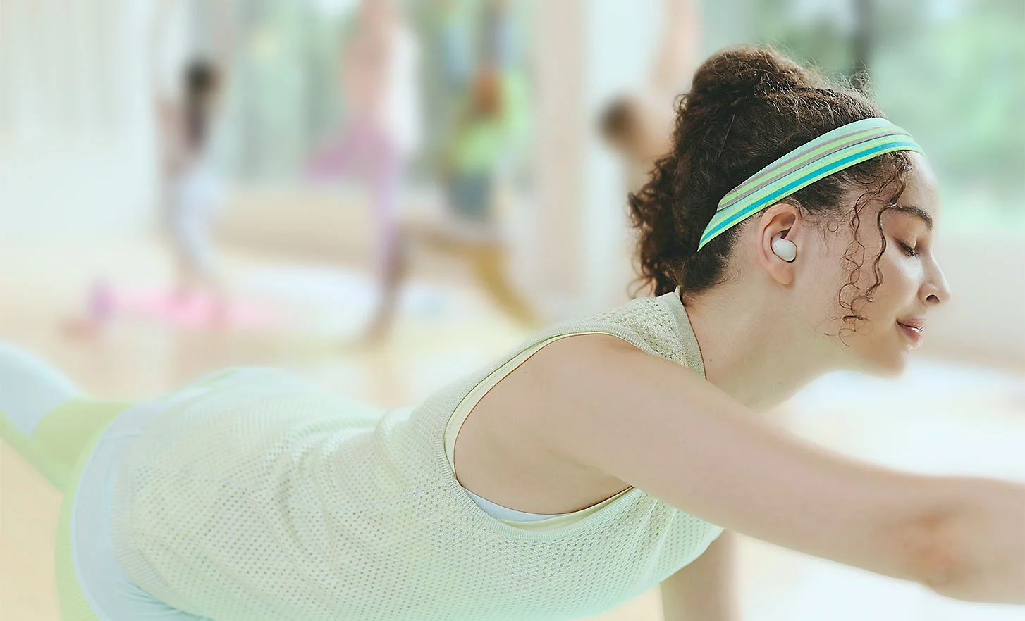 LinkBuds Fit: Akhirnya, Earbuds yang Betulan Tahan Banting (dan Tidak Pernah Jatuh) Saat Lari Jarak Jauh 1 LinkBuds Fit