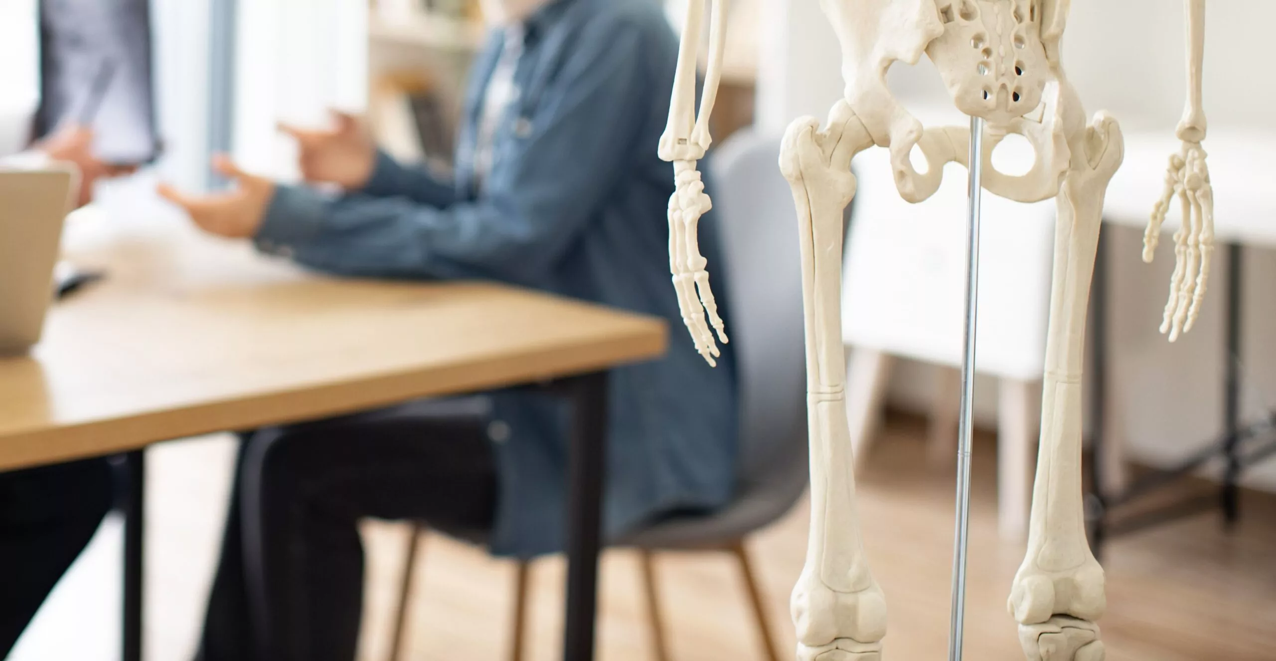 Mengenal Osteomalasia: Mengapa Tulang Bisa Menjadi Lunak? 2 Defisiensi Vitamin D yang Akut