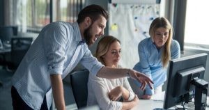 Apa Itu Micromanage: Ketika Kepedulian Berlebihan Menjadi Beban