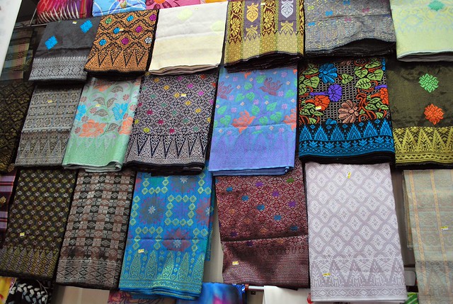 Sentuhan Benang Emas dan Simbolisme Motif 